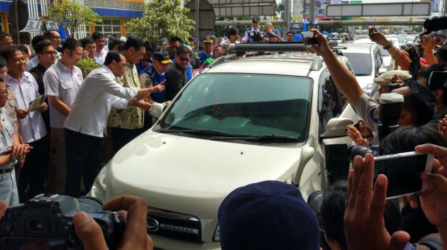 Cegat Mobil, 2 Menteri Bagi Brosur Info Ganjil Genap Tol Bekasi