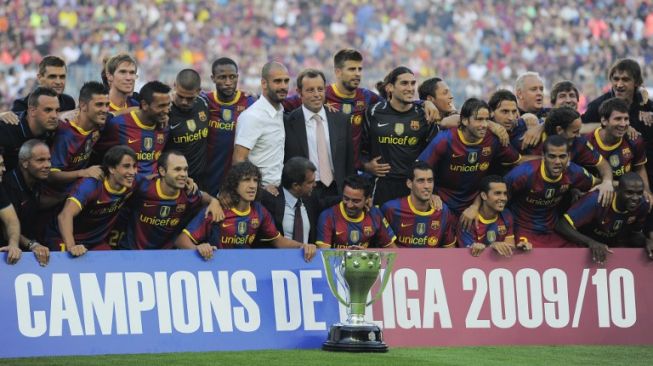 Josep Guardiola berpose bersama pemain Barcelona [AFP]