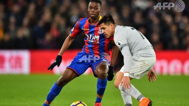 Alexis Sanches dikawal pemain Cyrstal Palace dalam pertandingan Manchester United vs Cyrstal Palace. (Glyn Kirk / AFP)