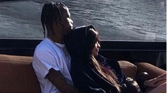 Kylie Jenner dan Travis Scott asyik di atas kapal. (Instagram)