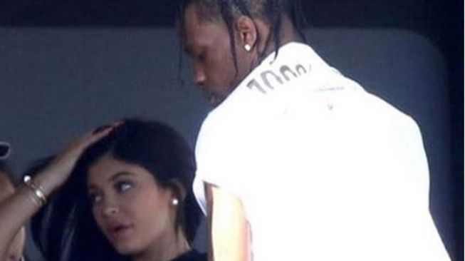 Kylie Jenner dan Travis Scott asyik di atas kapal. (Instagram)