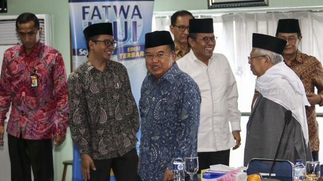 Wakil Presiden Jusuf Kalla didampingi Menteri Luar Negeri Retno LP Marsudi, Ketua Umum MUI KH Ma'ruf Amin, Sekretaris Jenderal MUI Anwar Abbas, beserta jajaran pengurus lainnya menghadiri pertemuan di Kantor Pusat Majelis Ulama Indonesia (MUI) di Cikini, Jakarta, Selasa (6/3/2018)[Suara.com/Kurniawan Mas'ud]