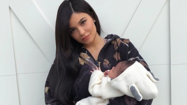 Tanpa Bayi Stormi, Kylie Jenner Asyik dengan Pacar di Kapal