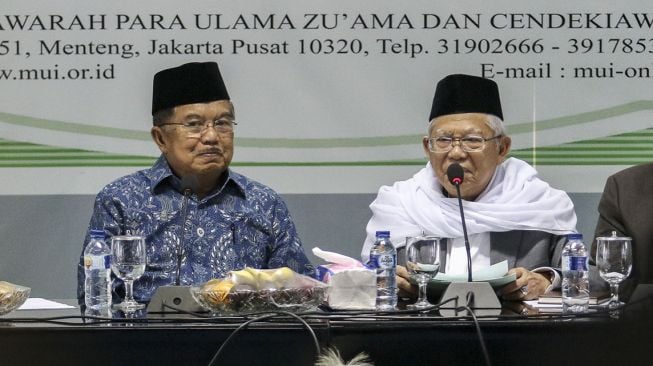 Wakil Presiden Jusuf Kalla didampingi Menteri Luar Negeri Retno LP Marsudi, Ketua Umum MUI KH Ma'ruf Amin, Sekretaris Jenderal MUI Anwar Abbas, beserta jajaran pengurus lainnya menghadiri pertemuan di Kantor Pusat Majelis Ulama Indonesia (MUI) di Cikini, Jakarta, Selasa (6/3/2018)[Suara.com/Kurniawan Mas'ud]