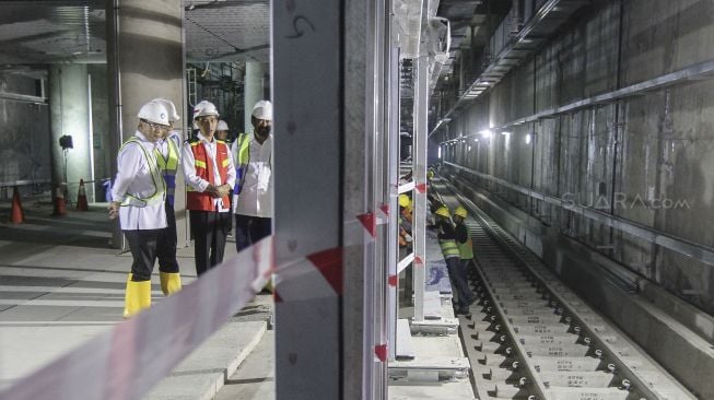 Presiden Joko Widodo meninjau proyek pembangunan Mass Rapid Transit (MRT) di kawasan Bundaran HI, Jakarta, Rabu (7/3). 