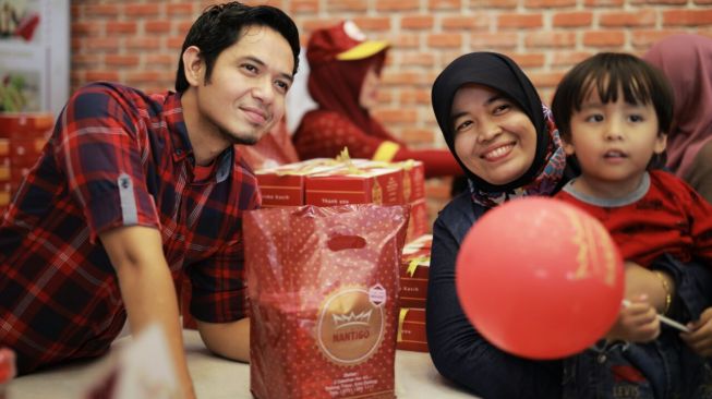 Dude Harlino saat melayani pelanggan di toko oleh-oleh milikinya, Lapis Minang Nantigo. (istimewa)