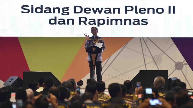 Presiden Joko Widodo menyampaikan arahan saat membuka Sidang Dewan Pleno II dan Rapat Pimpinan Nasional HIPMI Tahun 2018 di Tangerang, Banten, Rabu (7/3).