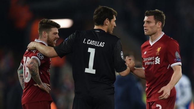 Kiper Porto Iker Casillas (C) bersalaman dengan pemain James Milner (kanan) dan Alberto Moreno usai laga di Anfield. PAUL ELLIS / AFP