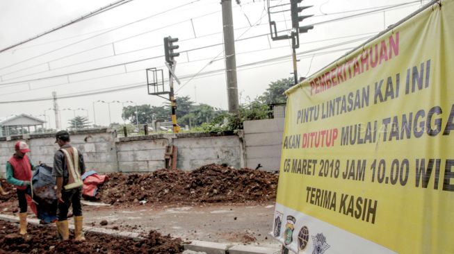 Pekerja mengerjakan penutupan pintu perlintasan rel kereta api (KA) sebidang di Jalan Cipinang Lontar, Jakarta, Rabu (7/3). 