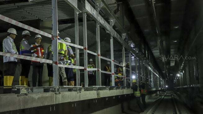 Presiden Joko Widodo meninjau proyek pembangunan Mass Rapid Transit (MRT) di kawasan Bundaran HI, Jakarta, Rabu (7/3). 