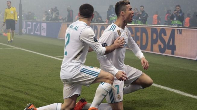 Bintang Real Madrid Cristiano Ronaldo (kanan) merayakan golnya ke Paris St Germain bersama Dani Carvajal. GEOFFROY VAN DER HASSELT / AFP