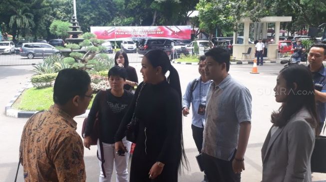 Digarap Polisi, Denada Tampil Serba Hitam