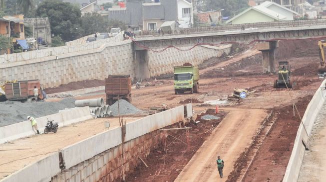 Lokasi pembangunan proyek jalan tol Depok-Antasari (Desari) di Jakarta, Rabu (7/3). 