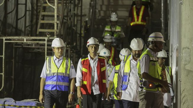 Presiden Joko Widodo meninjau proyek pembangunan Mass Rapid Transit (MRT) di kawasan Bundaran HI, Jakarta, Rabu (7/3). 