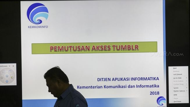 Dirjen Aplikasi Informatika Kementerian Komunikasi dan Informatika Semuel A Pangerapan memberikan keterangan kepada media terkait penutupan atau pemblokiran situs microblogging Tumblr yang terdapat konten asusila di Jakarta, Rabu, (7/3). 