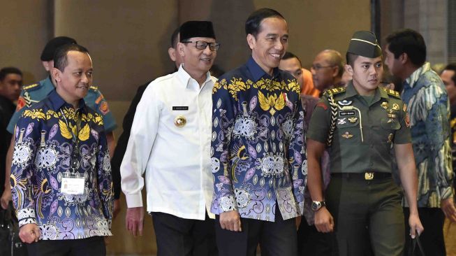 Presiden Joko Widodo (tengah) didampingi Ketua Umum Himpunan Pengusaha Muda Indonesia (HIPMI) Bahlil Lahadalia (kiri) dan Gubernur Banten Wahidin Halim (kedua kiri) menghadiri Pembukaan Sidang Dewan Pleno II dan Rapat Pimpinan Nasional HIPMI Tahun 2018 di Tangerang, Banten, Rabu (7/3)