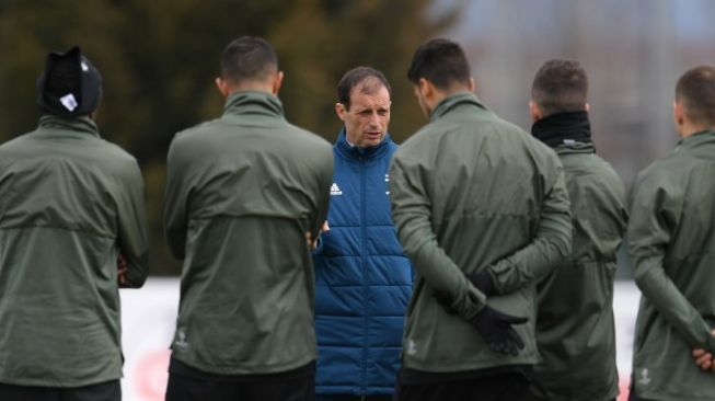 Pelatih Juventus Massimiliano Allegri berbicara kepada pemainnya saat sesi latihan sebelum menghadapi Tottenham Hotspur. MARCO BERTORELLO / AFP