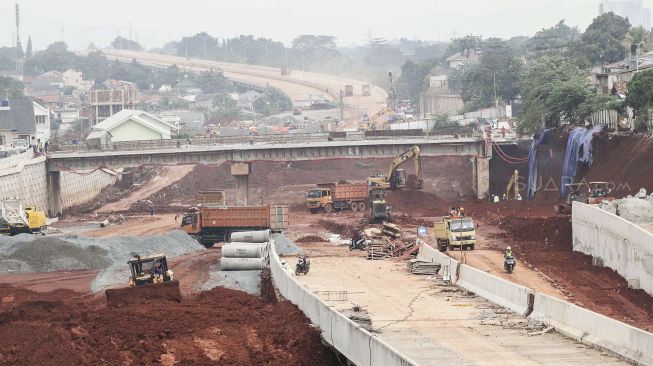 Lokasi pembangunan proyek jalan tol Depok-Antasari (Desari) di Jakarta, Rabu (7/3). 