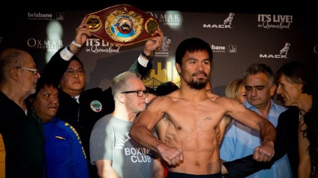 Mantan juara dunia tinju di delapan kelas berbeda, Manny Pacquiao, melakukan timbang badan jelang melawan Jeff Hord di Suncorp Stadium, Brisbane, Australia, (2/7/2017). [AFP/Patrick Hamilton]