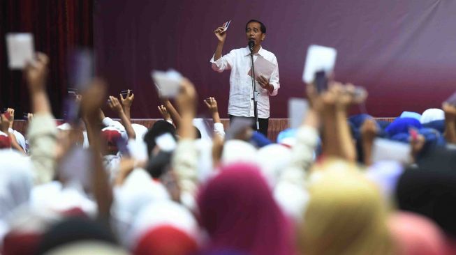 Presiden Joko Widodo memberikan arahan saat penyerahan Kartu Indonesia Pintar dan Program Keluarga Harapan di Gor Tri Dharma, Gresik, Jawa Timur, Kamis (8/3). 