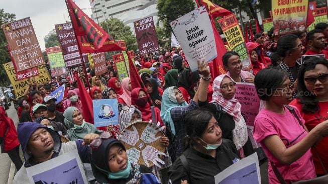 Aksi Parade Juang Perempuan Indonesia di depan Istana Merdeka, Jakarta, Kamis (8/3). 