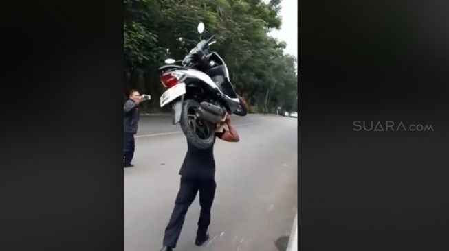 Bak Samson, Satpam Ini Panggul Motor yang Sembarangan Parkir