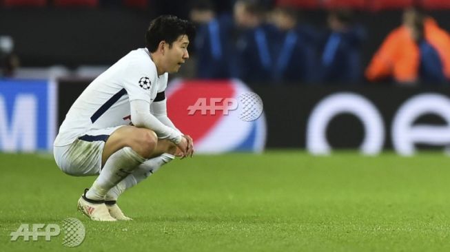 Pemain Tottenham Hostpur tertunduk lesu usai kalah dari Juventus dengan skor 1-2. (Glyn Kirk / AFP)