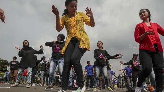 Aksi Parade Juang Perempuan Indonesia di depan Istana Merdeka, Jakarta, Kamis (8/3). 