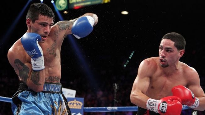 Lucas Matthysse (kiri) saat berduel melawan Danny Garcia dalam pertarungan yang dimenangkan Danny Garcia di MGM Grand, Las Vegas, AS, 14 September 2013. [AFP/John Gurzinski]