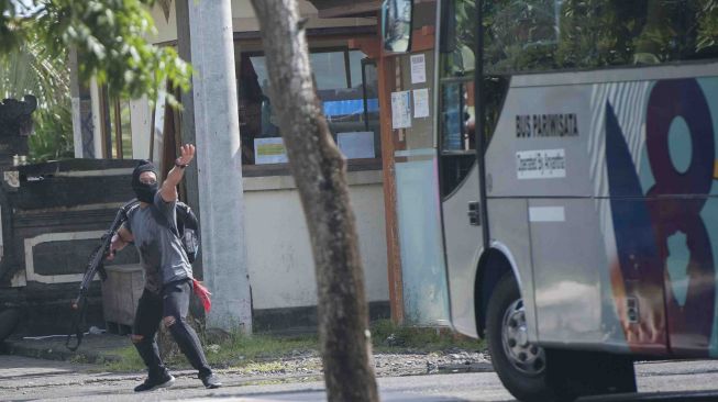 Anggota teroris menyandera bus yang mengangkut rombongan wisatawan dalam simulasi penanggulangan teror di Pelabuhan Benoa, Bali, Kamis (8/3).