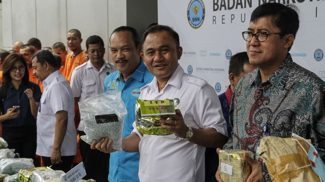 Kepala Badan Narkotika Nasional (BNN) Irjen Pol. Heru Winarko didampingi Deputi Pemberantasan Narkotika Irjen Pol. Arman Depari merilis enam kasus pengungkapan tindak pidana narkotika golongan I jenis sabu dan ekstasi di Jakarta, Kamis (8/3). 