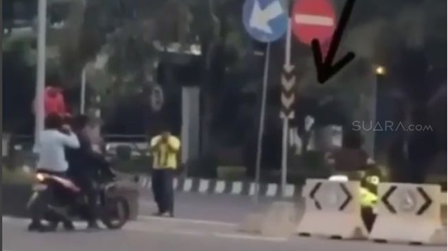 Unik, Polisi Ini Tangkap Pemotor Pakai 'Jurus Cilukba'