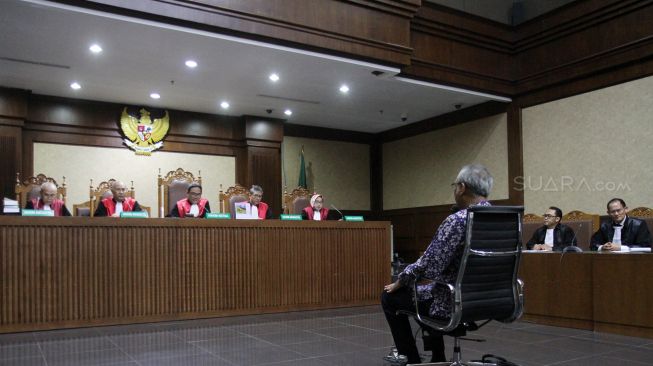 Dokter Rumah Sakit Medika Permata Hijau, Bimanesh Sutarjo, menjalani sidang perdana di Pengadilan Tindak Pidana Korupsi, Jakarta, Kamis (8/3). 