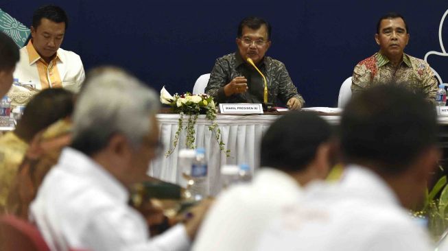 Wakil Presiden Jusuf Kalla (tengah) didampingi Menpora Imam Nahrawi (kiri) dan Ketua Umum KONI Tono Suratman memimpin rapat prestasi Asian Games 2018 di Jakarta, Kamis (8/3).