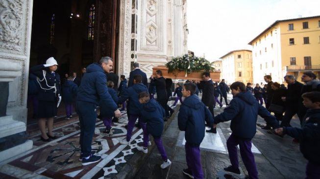 Peti jenazah Davide Astori dibawa masuk ke dalam  Katedral Santo Croce, Florence [AFP]