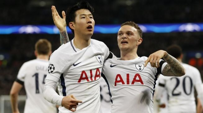 Pemain Tottenham Hotspur Son Heung-Min (kiri) merayakan golnya ke gawang Juventus. Ian KINGTON / IKIMAGES / AFP