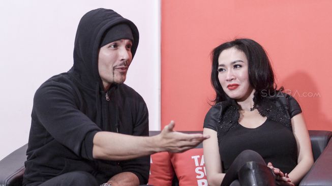 Hipnoterapi Romy Rafael bersama istrinya Ury Rafael menunjukan kebolehannya membaca pikiran orang (Main To Main Comunication) di kantor suara.com di Jakarta, Rabu (7/3). 