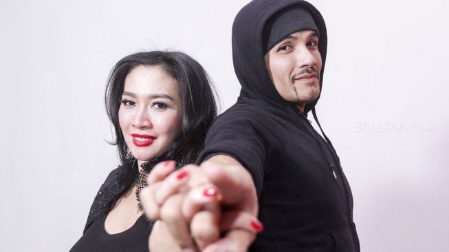 Romy Rafael dan istri di kantor Suara.com. [suara.com/Kurniawan Mas'ud]