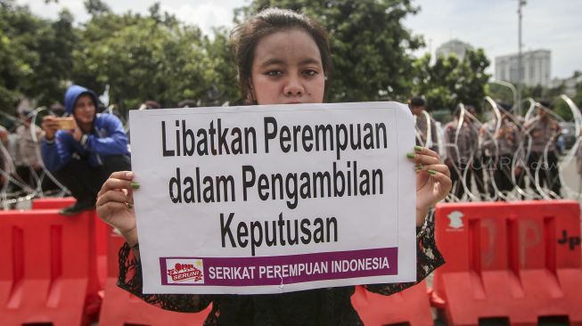 Aksi Parade Juang Perempuan Indonesia di depan Istana Merdeka, Jakarta, Kamis (8/3). 