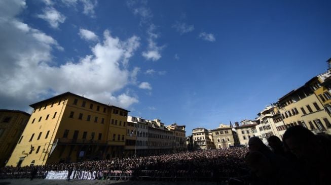 Ribuan orang membanjri kota Florence, mengiringi jenazah Davide Astori [AFP]