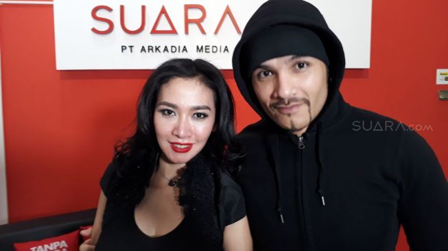 Romy Rafael dan istri, Ury. (Ismail/Suara.com)