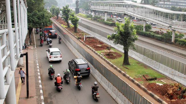 Kendaraan melintas di kawasan Jalan Sudirman, Jakarta, Jumat (9/3).