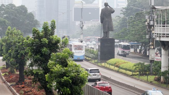 Kendaraan melintas di kawasan Jalan Sudirman, Jakarta, Jumat (9/3).