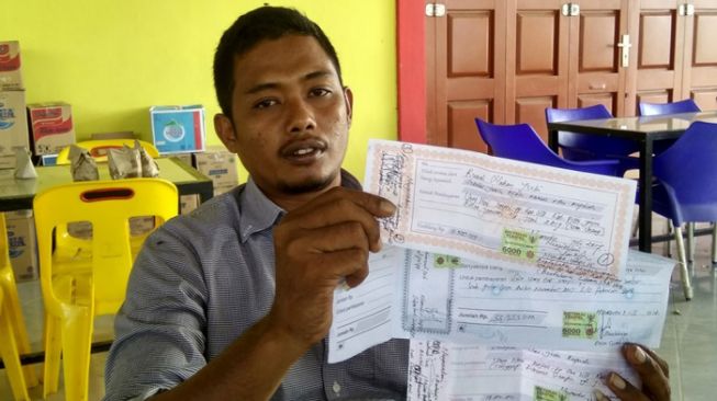 Pemilik rumah makan Yuki memperlihatkan bon utang nasi Satpol PP -WH Pidie Jaya pada kedainya, sejak tahun 2016 silam dengan total Rp 62.653.000. [Portalsatu/Zamah Sari]