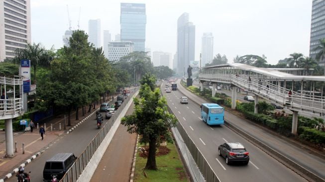 Kendaraan melintas di kawasan Jalan Sudirman, Jakarta, Jumat (9/3).