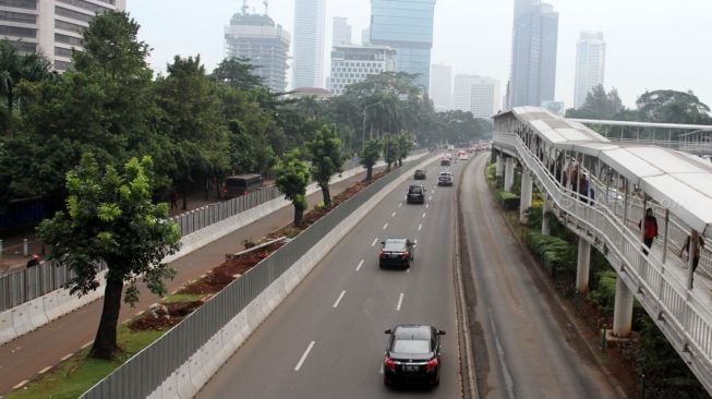 Kendaraan melintas di kawasan Jalan Sudirman, Jakarta, Jumat (9/3).