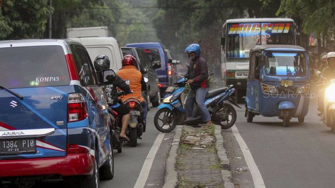 Sejumlah kendaraan menerobos pembatas jalan untuk memutar balik di Jalan KH Wahid Hasyim, Jakarta, Jumat (9/3). 