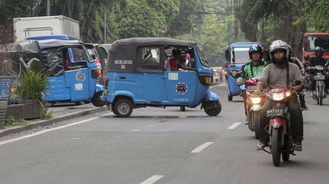 Sejumlah kendaraan menerobos pembatas jalan untuk memutar balik di Jalan KH Wahid Hasyim, Jakarta, Jumat (9/3). 