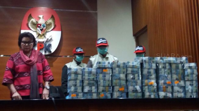 KPK akhirnya berhasil menyita uang miliaran rupiah yang sebelumnya dibawa kabur sejumlah pihak terkait kasus suap Wali Kota Kendari, Sulawesi Tenggara (Sultra), Adriatma Dwi Putra, Jumat (9/3/2018). [Suara.com/Nikolaus Tolen]