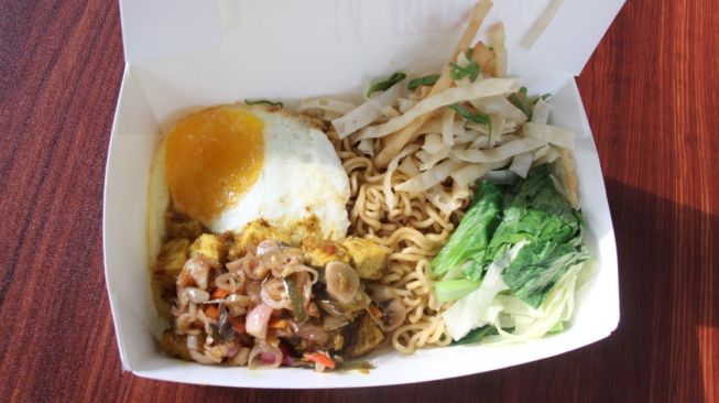 Mi goreng betutu di Kafe Hoax. (suara.com/Risna Halidi)